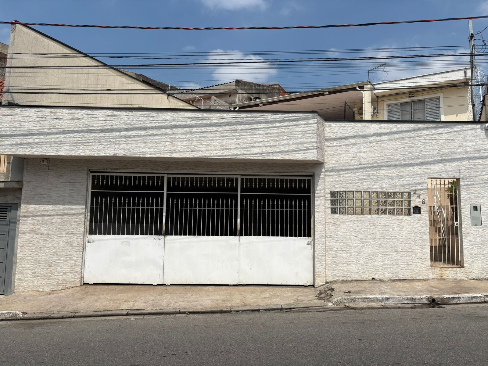 Casa ampla de 4 quartos com quintal em Vila Nova York